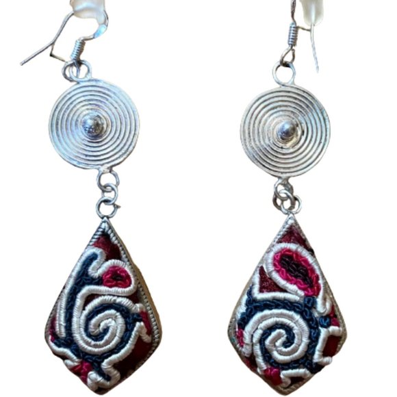 Vintage Jewelry - 3/$28 Chic vintage dangle embroidered earrings